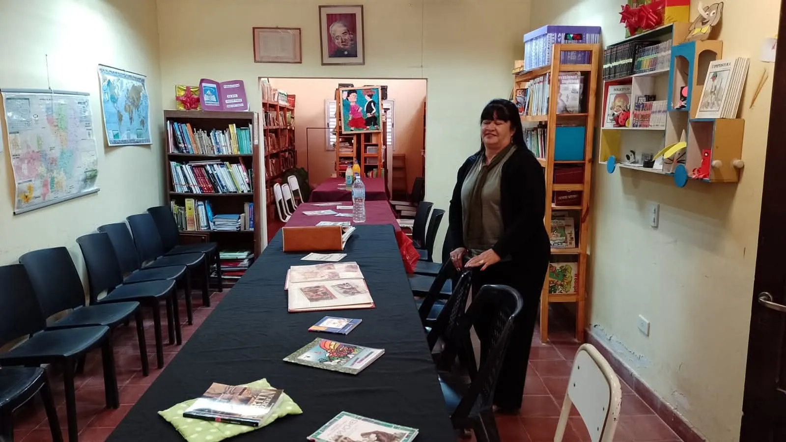 Gloria Perez prepara todo para una actividad literaria en la Biblioteca Popular Padre José Lali