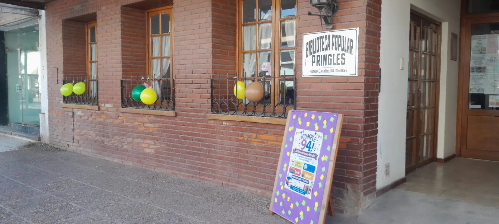 Fachada de ingreso al establecimiento en los festejos del 94 aniversario.