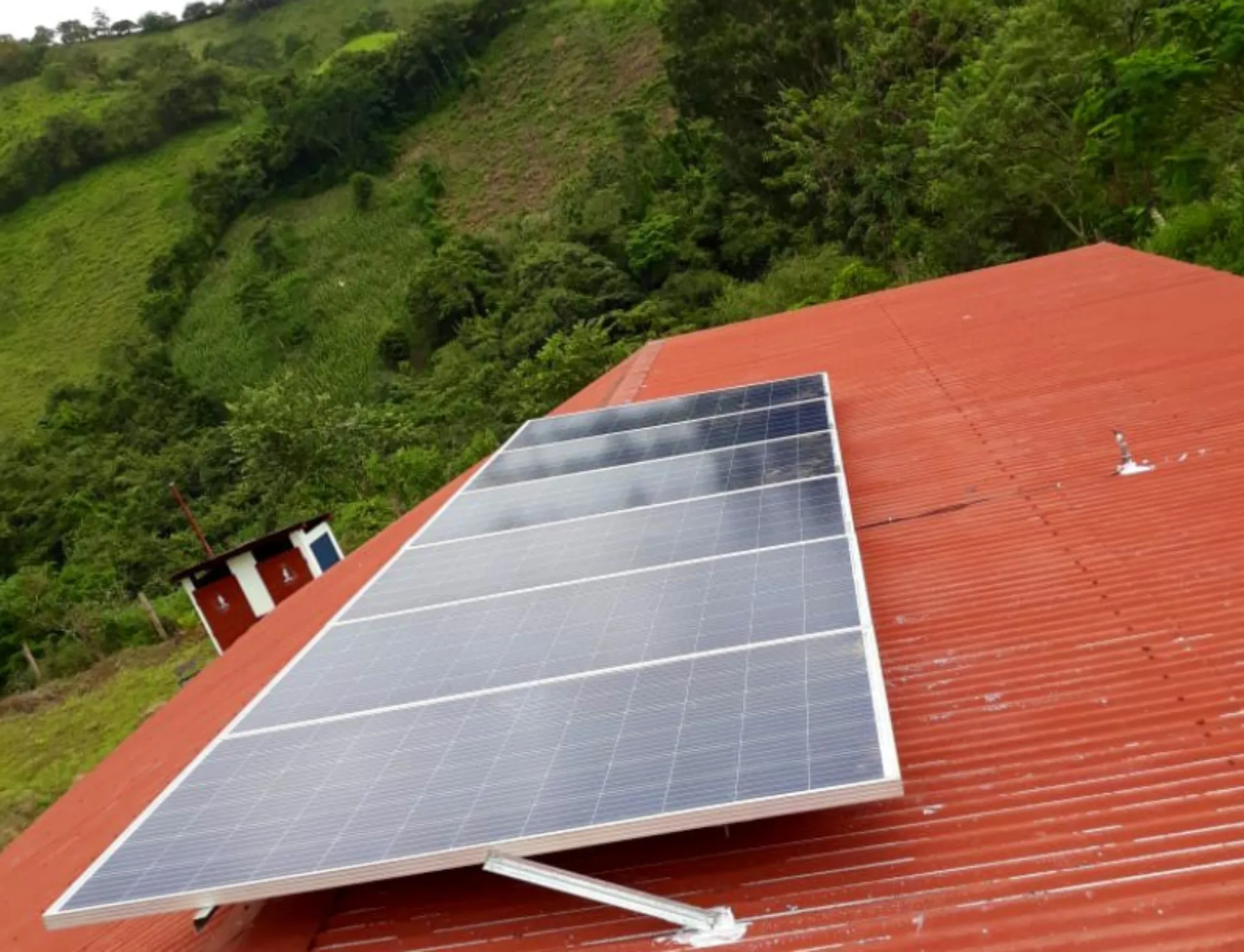 Módulo solar sobre cubierta de chapa en una escuela de paraje rural, insuficiente para consumos energéticos continuos.