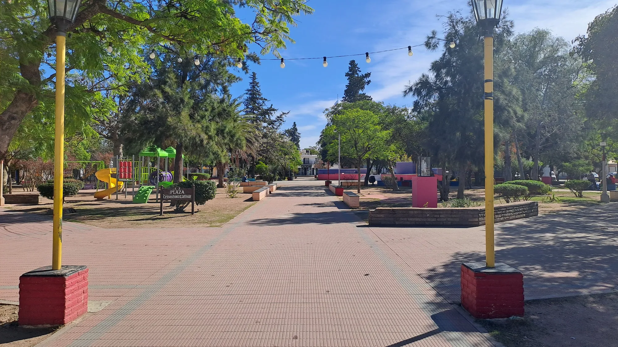 Plaza Crisóstomo Lafinur, Quines.