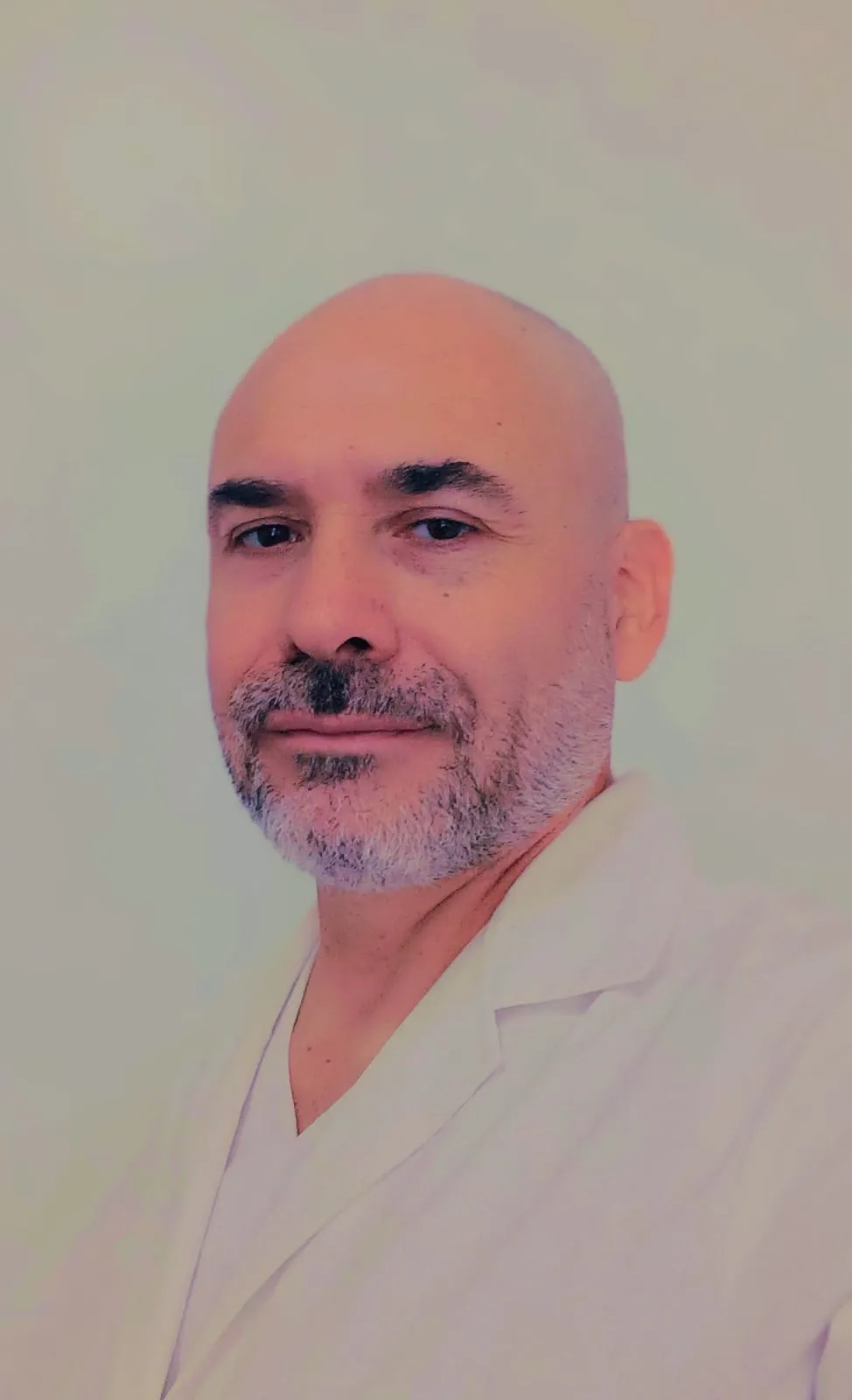 Gastón Oviedo es médico, especialista en nefrología infantil.. Tiene un Posgrado en Epidemiología aplicada a la gestión sanitaria. Es médico de Niños del Hospital Ricardo Gutierrez en CABA.