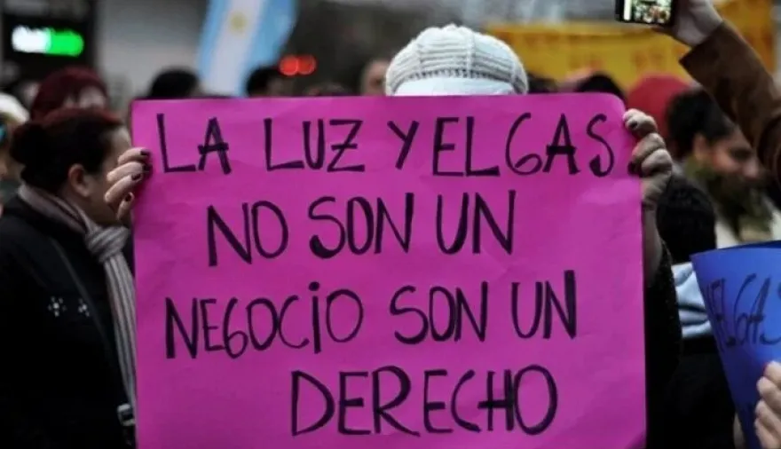 Protesta de vecinos por los aumentos de tarifas energéticas.