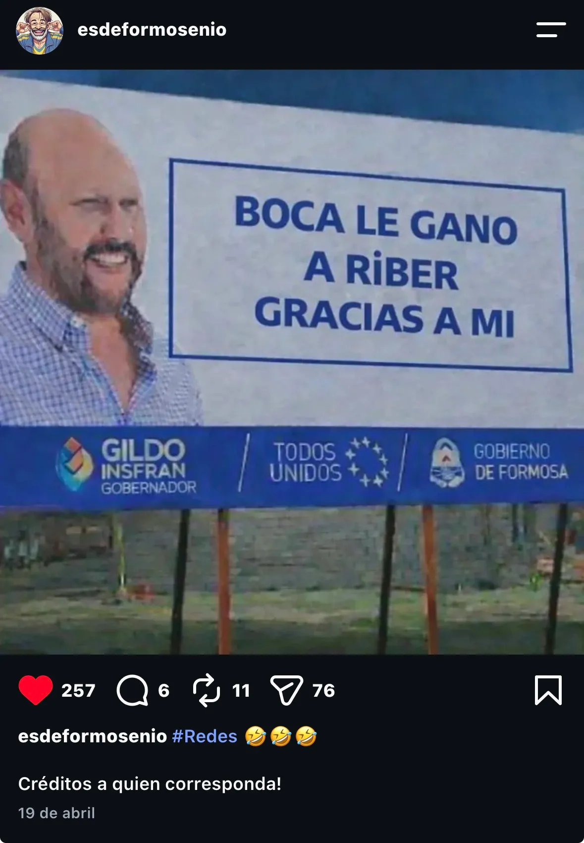 La omnipresencia de la propaganda oficial, blanco de las parodias digitales. Un cartel político del gobernador Gildo Insfrán fue alterado mediante edición fotográfica para atribuirle, en tono de burla, la victoria de Boca Juniors sobre River Plate (Riber en la gráfica). El meme ilustra cómo el folclore futbolístico y la ironía sobre el personalismo gubernamental se fusionan constantemente en el humor de las redes sociales locales.