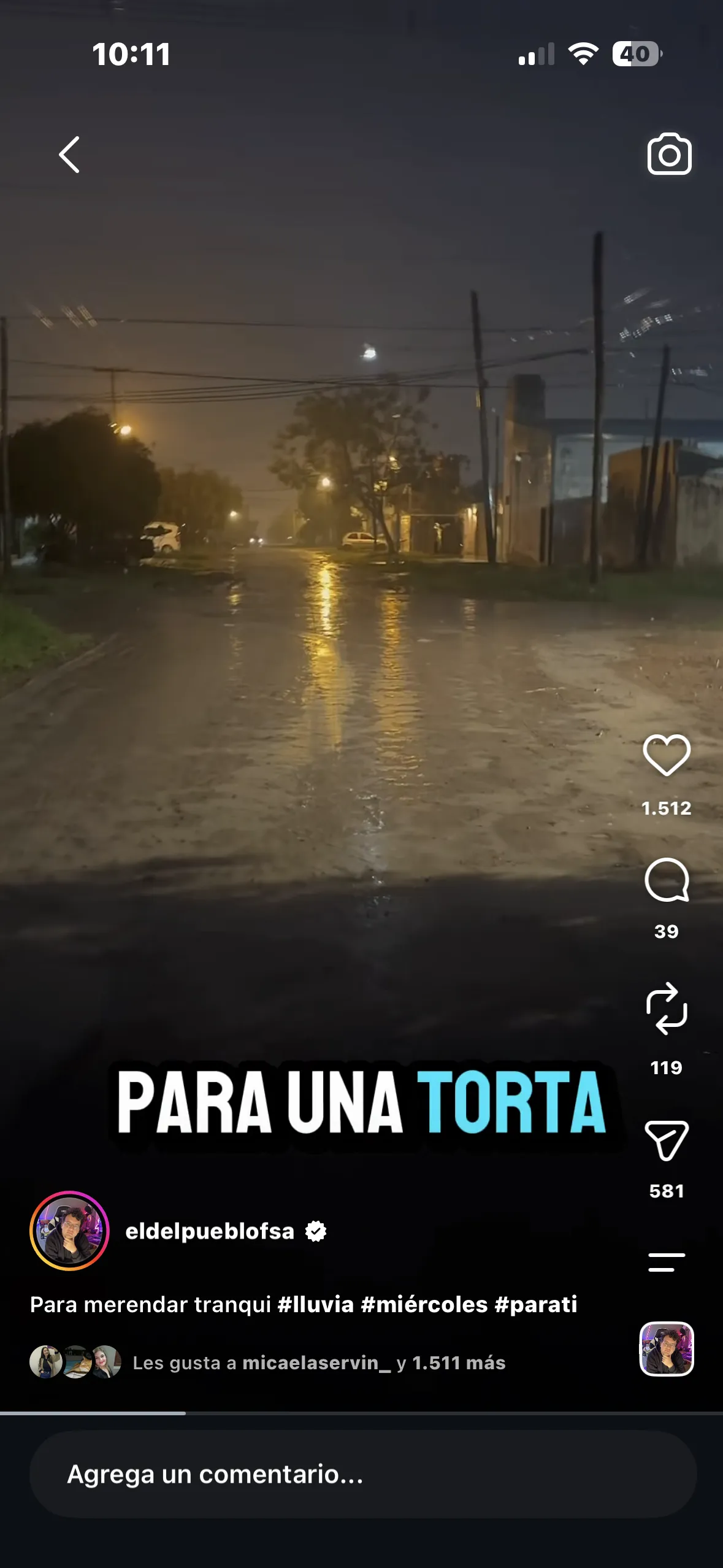 El clima como disparador de la identidad y el consumo costumbrista. Una captura del Reel publicado por la cuenta @eldelpueblofsa muestra una típica calle de barrio bajo la lluvia acompañada de la frase "PARA UNA TORTA". Esta pieza audiovisual funciona como un meme de anclaje local que apela de inmediato a la arraigada tradición popular de comer tortas fritas en días de temporal, demostrando cómo los rituales cotidianos generan una rápida identificación y complicidad comunitaria en el entorno digital.