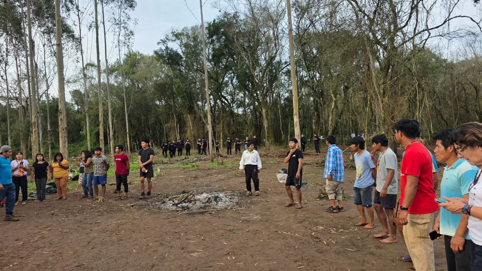 Efectivos de la policía de Misiones de fondo, en las tierras que reclama la comunidad Puente Quemado II. Foto: gentileza EMIPA