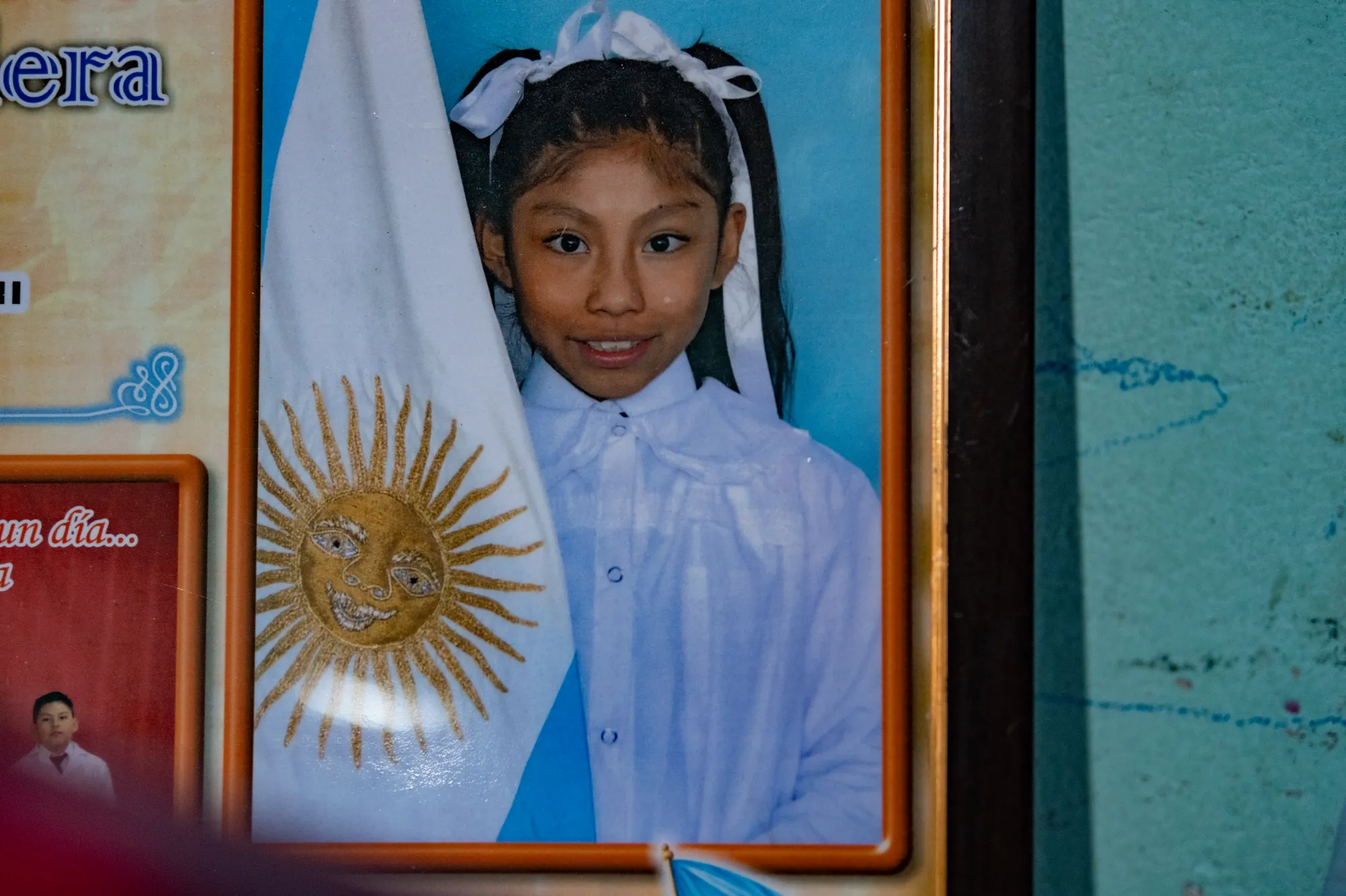  Luana durante la primaria. Terminó séptimo grado como abanderada y su mamá la recuerda como una alumna aplicada y de notas altas. Tenía 15 años cuando se suicidó tras meses de sufrir bullying. 