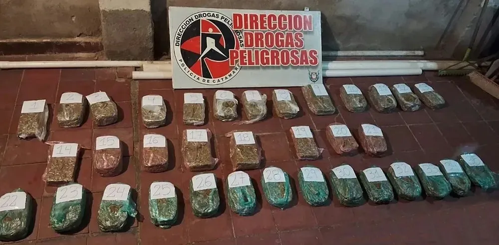 En julio del 2025 Gendarmería Nacional descubrió 310 kilos de cocaína en una finca en el paraje Las Juntas, departamento Belén. La droga estaba escondida en tres tanques de combustible.